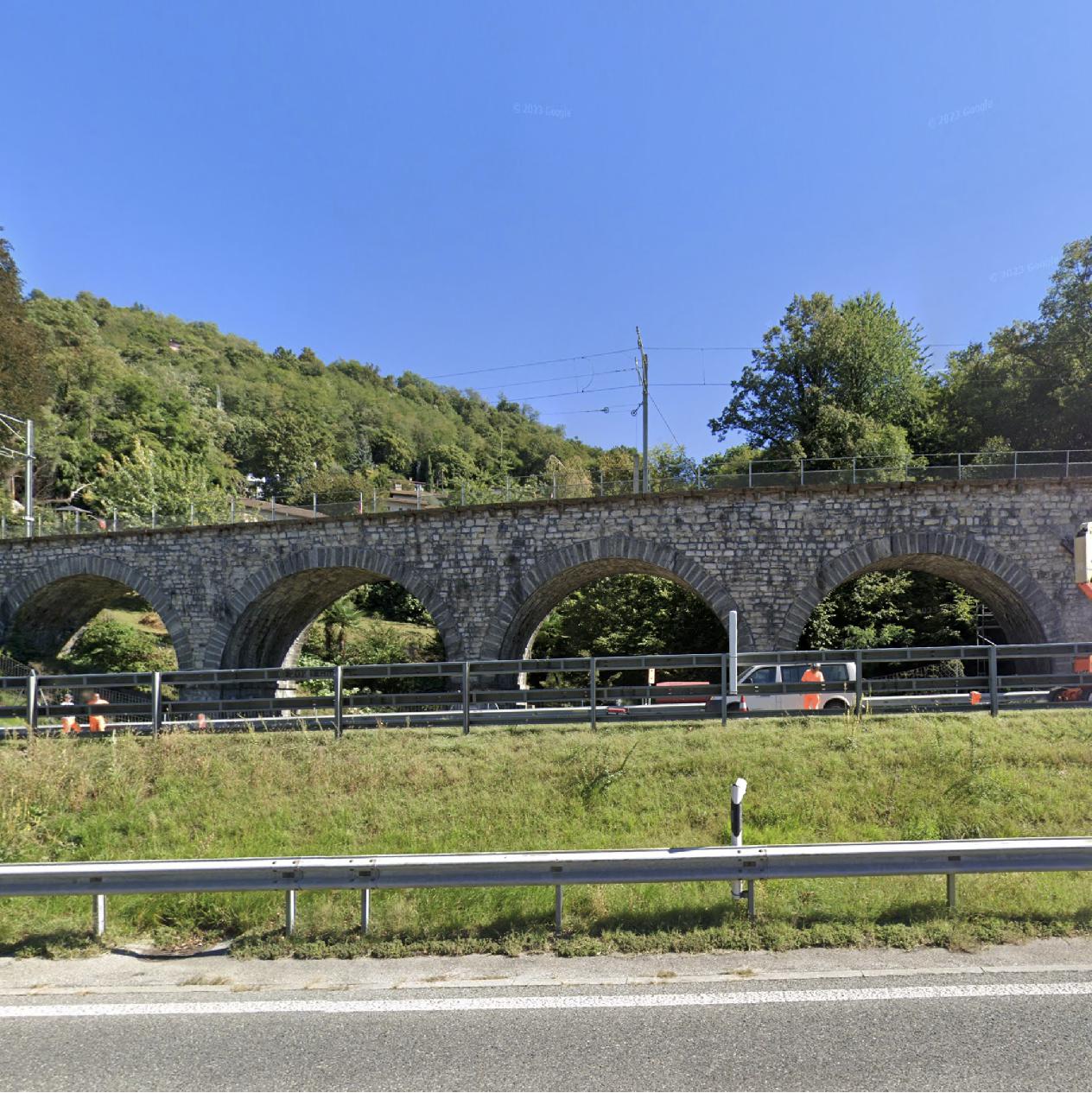 Ponte ferroviario ad archi in pietra in localit&agrave; Ponzana, Comune di Muzzano, visto dall&rsquo;autostrada