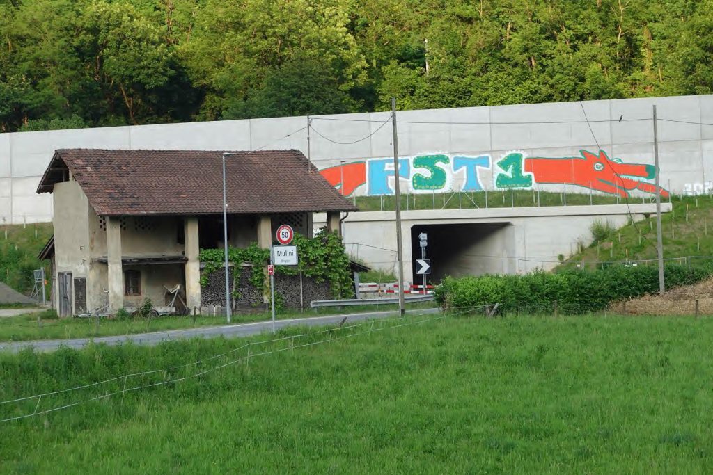 Il muro del sottopasso Mulini a Bioggio con un graffito, lungo il cantiere A2 EP28