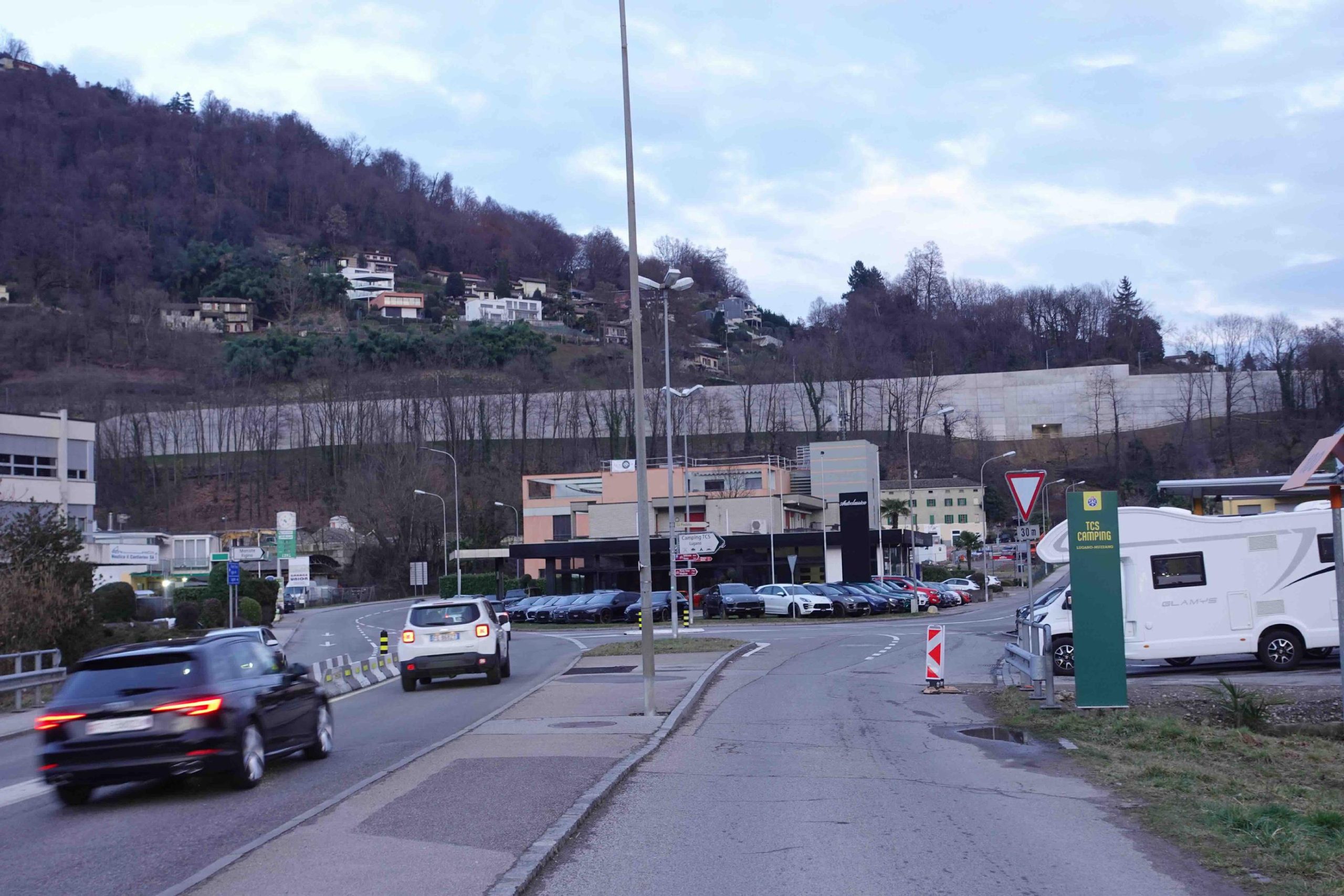 Zona Piodella, Comune di Muzzano: la superficie muraria autostradale vista dalla strada cantonale in inverno